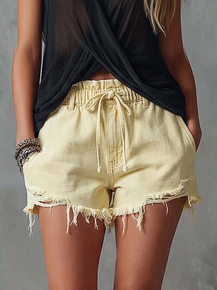 Lässige und vielseitige Hotpants aus hellgelbem Used-Denim