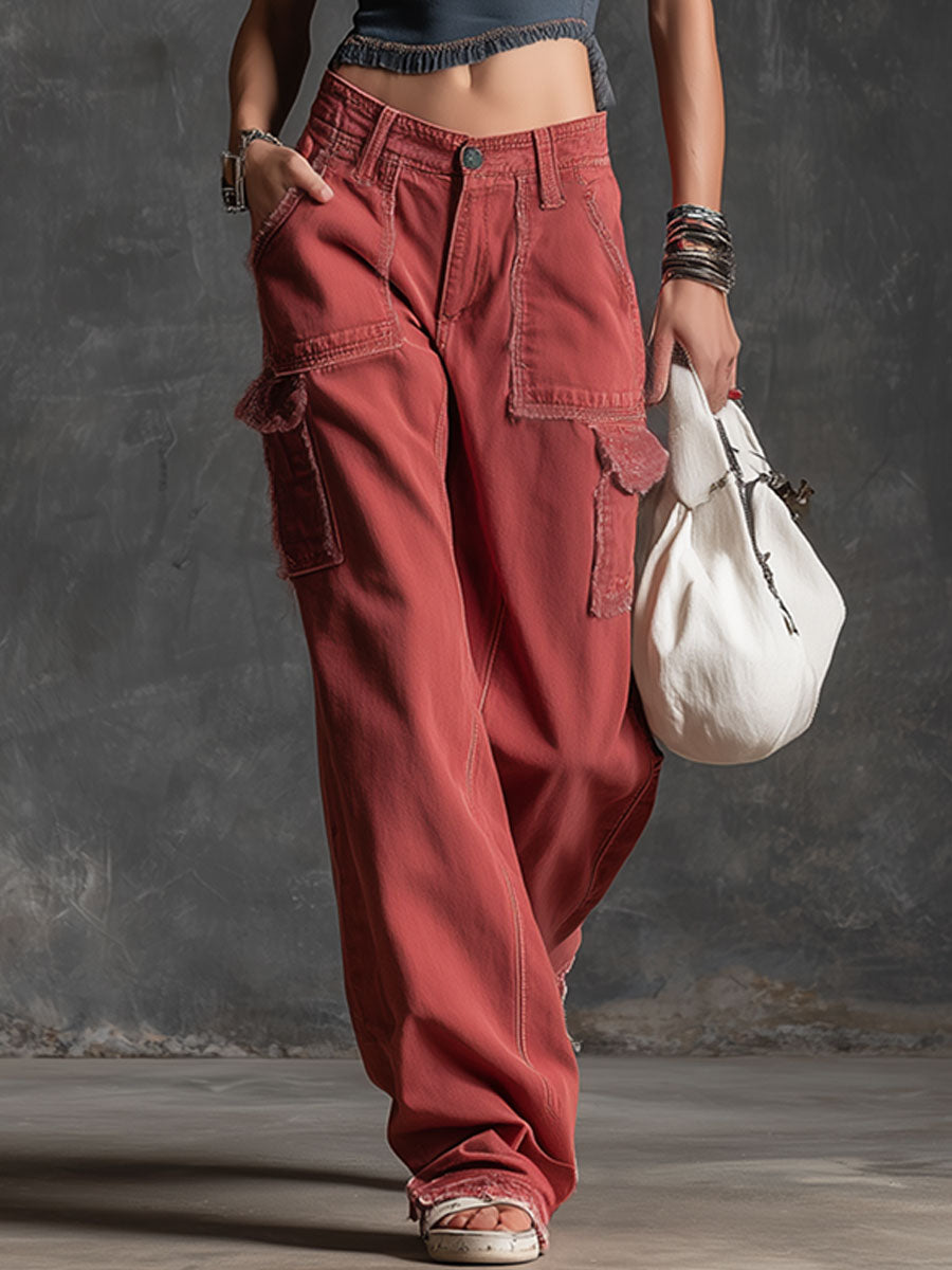 Lässige rote Retro-Jeans mit ausgefransten Kanten und mehreren Taschen