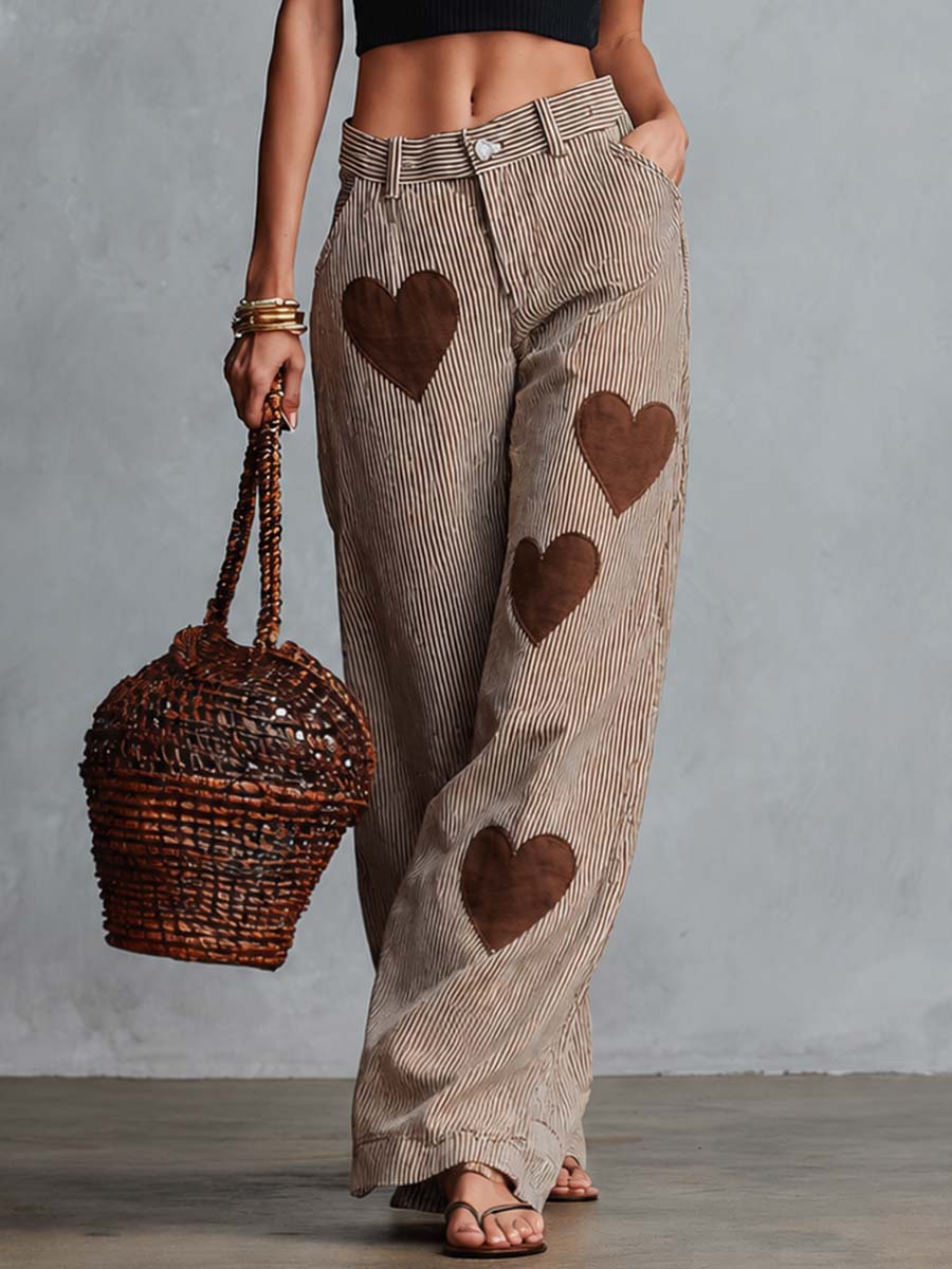 Bequeme, lässige braune Retro-Streifenhose mit Herzmuster