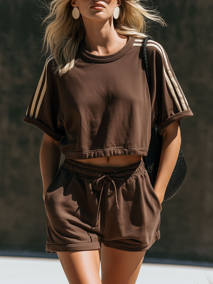 Retro-sportliches Set aus schokoladenbraunem Baumwoll-T-Shirt mit kurzen Ärmeln und Shorts mit Zierband