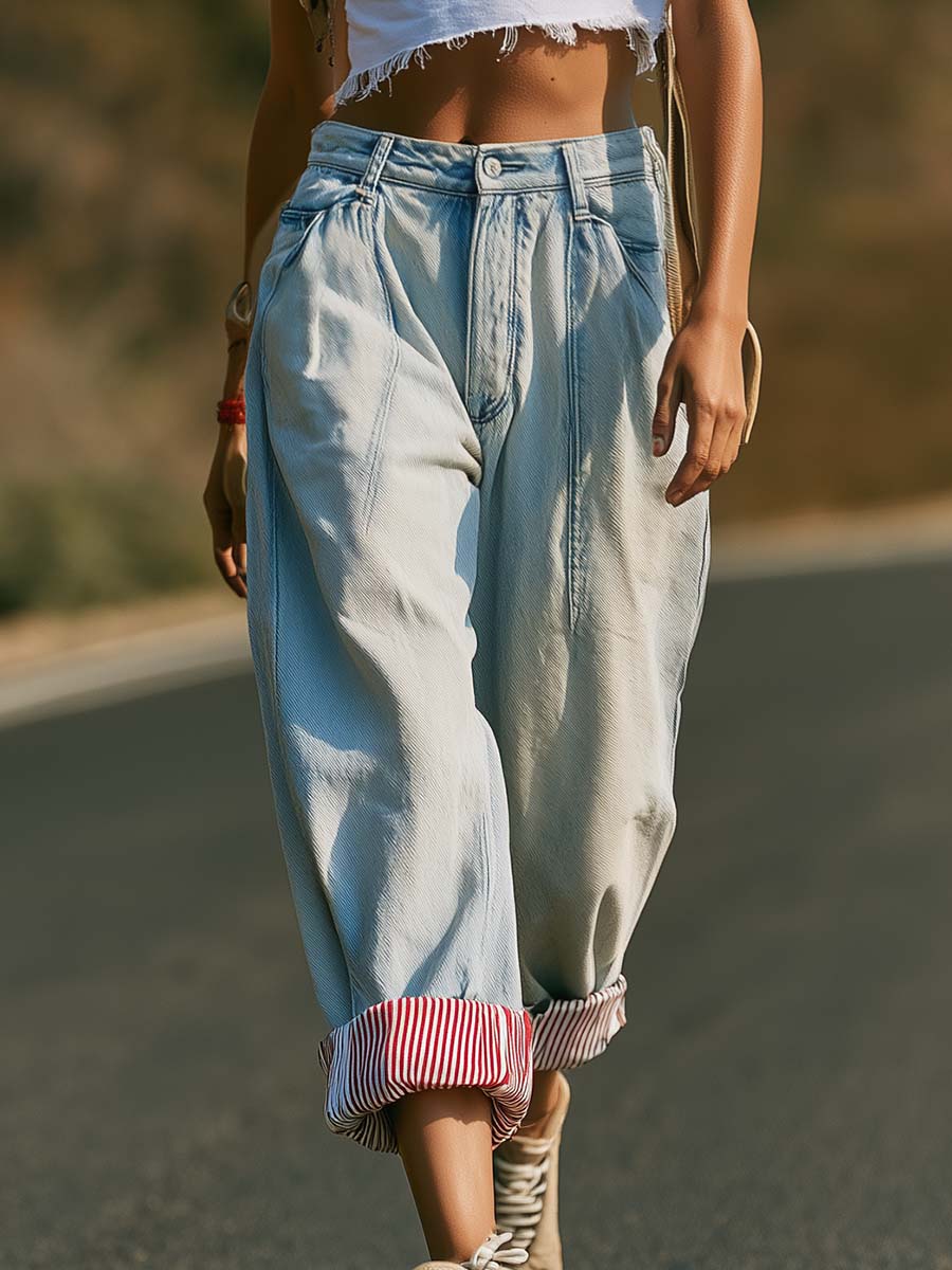 Modische Retro-7/8-Jeanshose in hellblauer Waschung mit gestreiften Aufschlägen