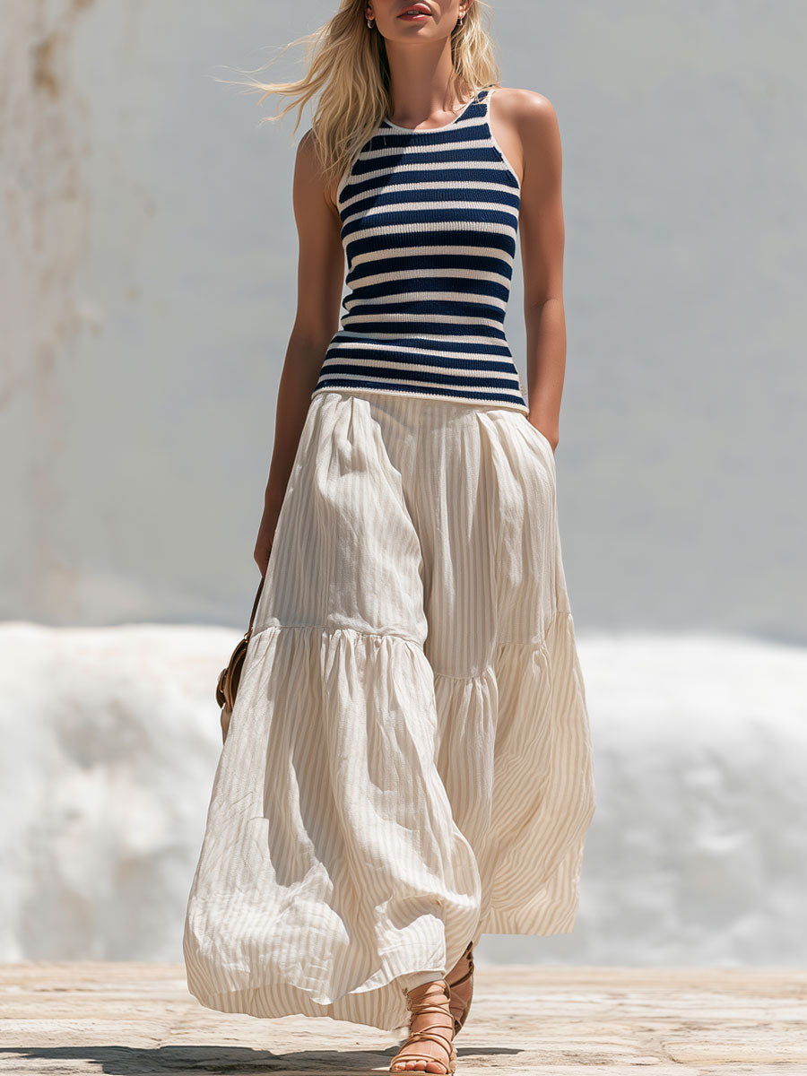 Lässiges Retro-Set aus blau gestreifter Strickweste und beige gestreifter Baumwoll-Leinen-Hose