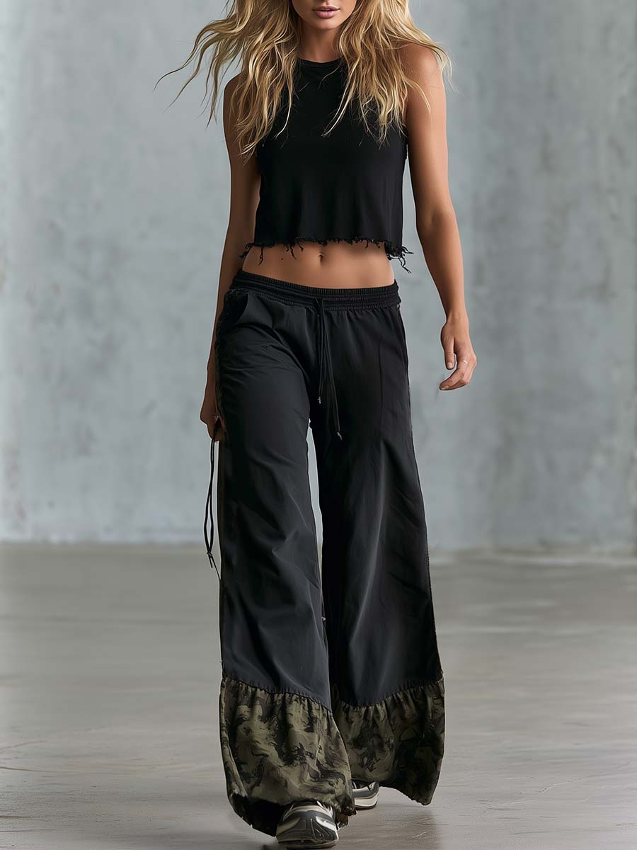 Athleisure-Set aus schwarzem Baumwoll-Oberteil mit Rundhalsausschnitt und Hose mit Camouflage-Einsätzen