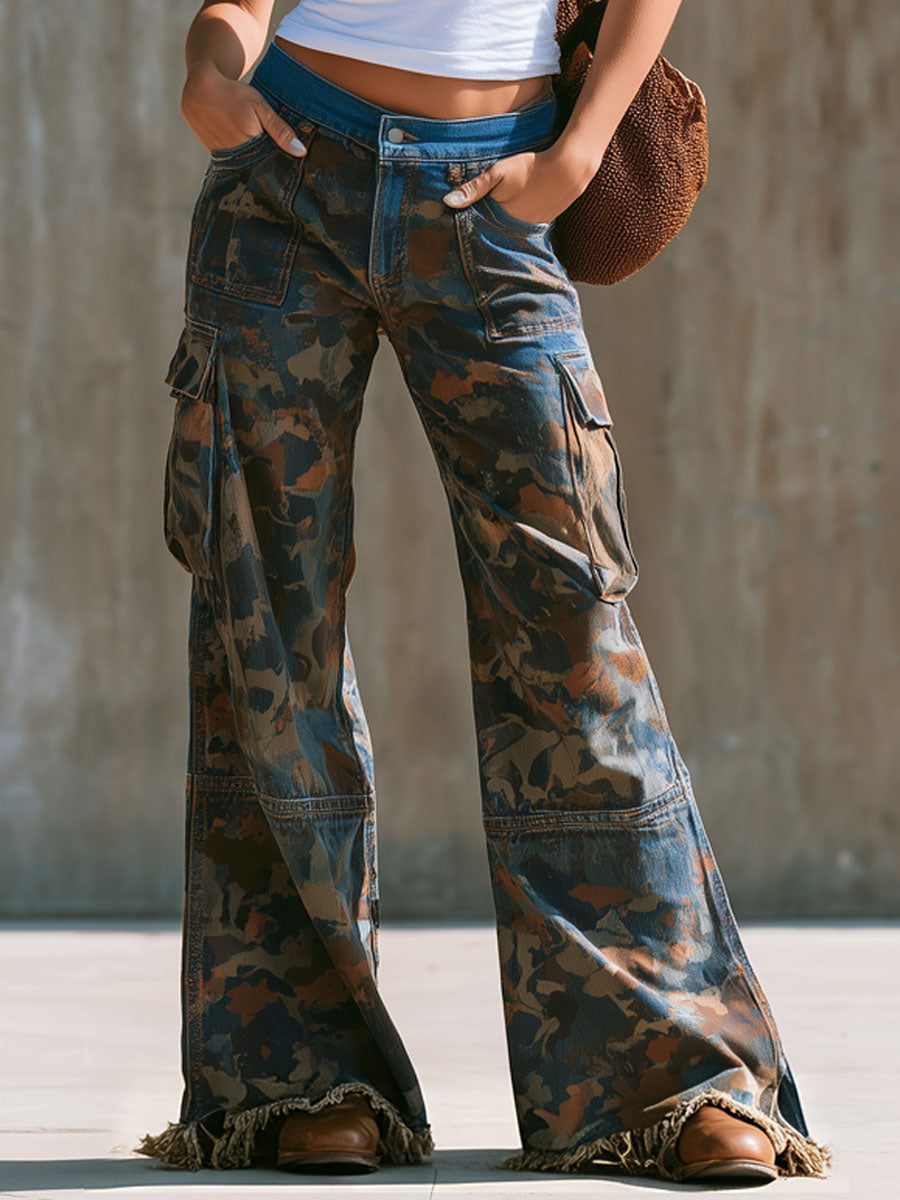 Western-Retro-Jeans im Color-Block-Design mit Camouflage-Muster und ausgefransten Kanten