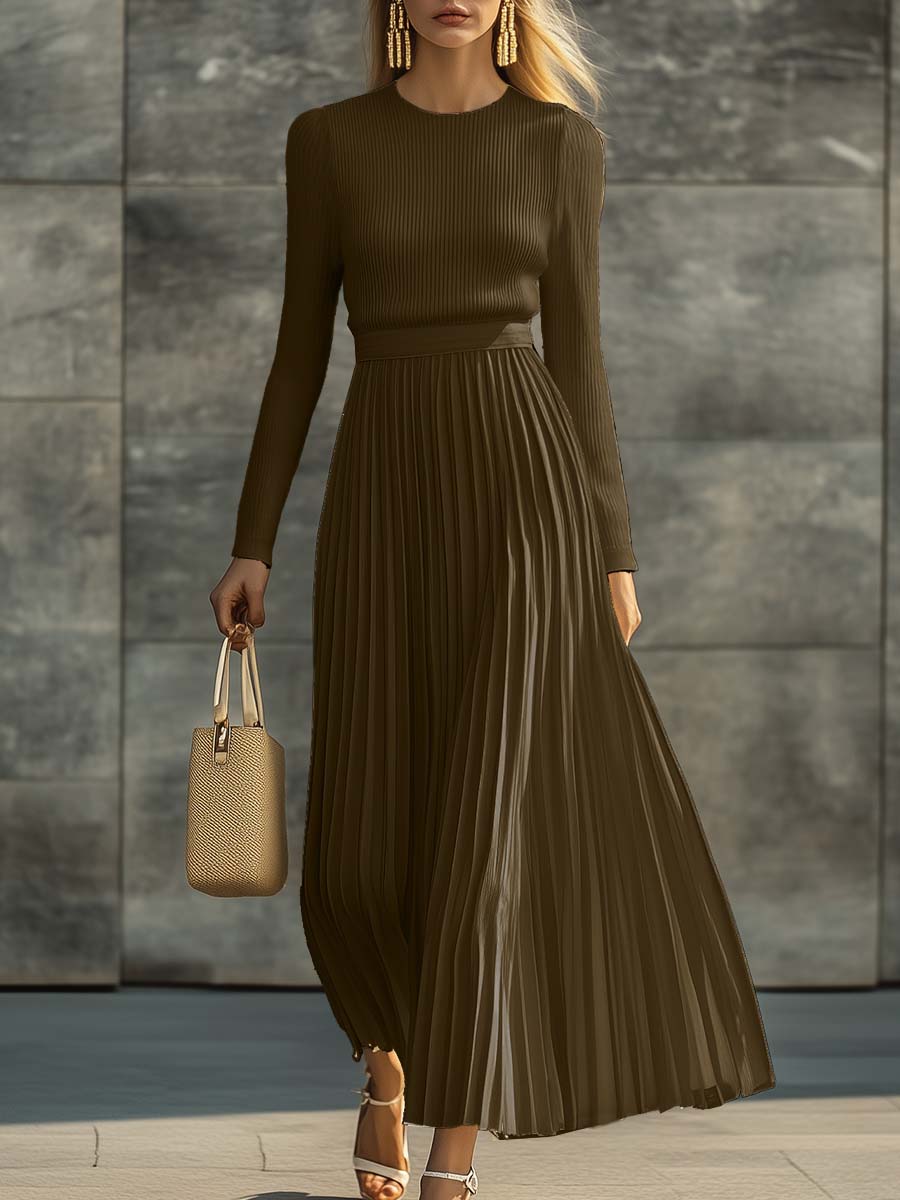 Elegantes legeres und bequemes cremefarbenes Strick-Maxikleid mit langen Ärmeln, Satin und plissiertem Saum