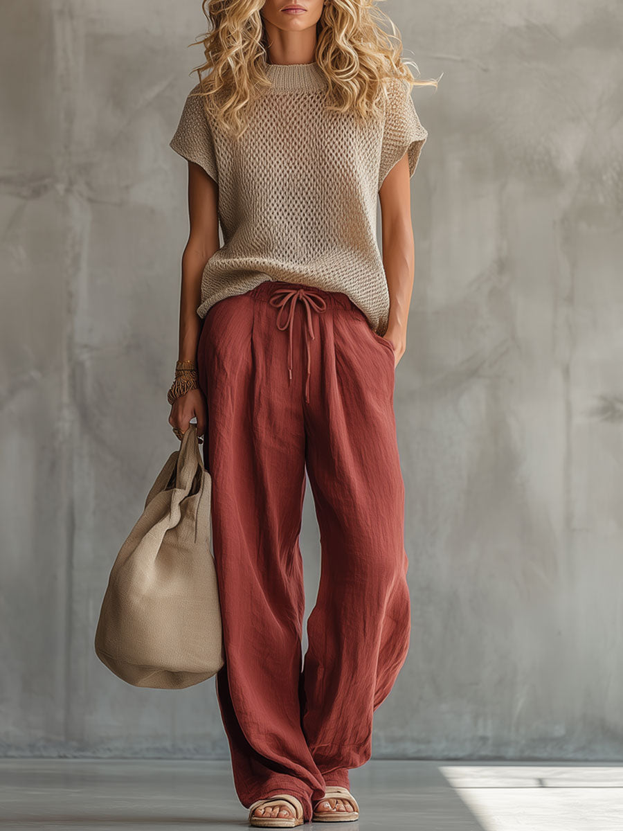 Retro-Set aus kurzärmeligem Strickoberteil und ziegelroter weiter Hose aus Baumwolle und Leinen