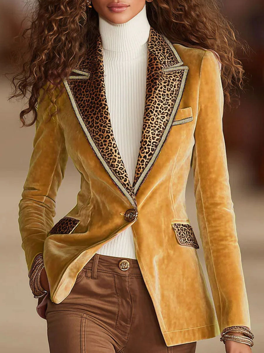 Rosa Samtblazer mit Leopardenmuster-Details und einem Knopf