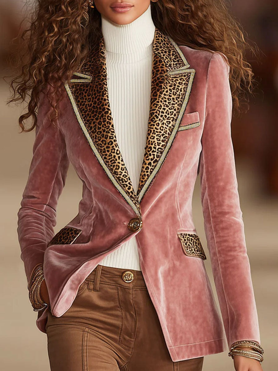 Rosa Samtblazer mit Leopardenmuster-Details und einem Knopf