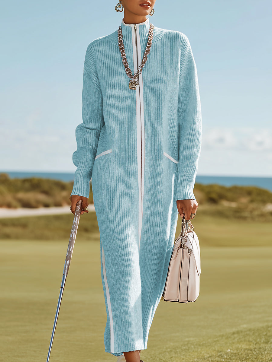 Sportliches und stilvolles blaues Strick-Maxikleid mit weißem Besatz