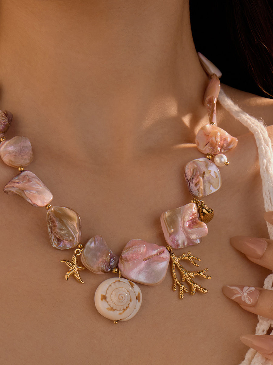Halskette aus Edelstahl im Beach-Style mit rosa Muschel und Koralle