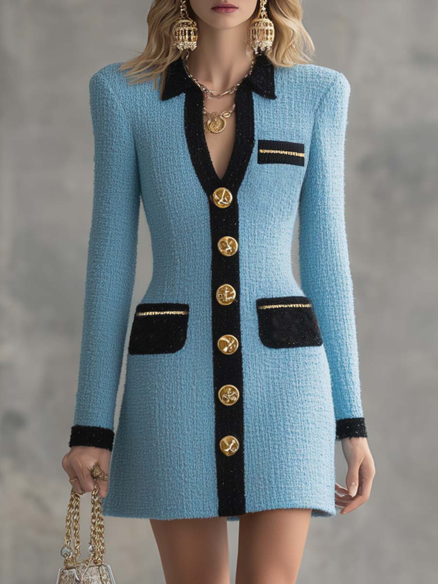 Himmelblaues Tweed-Minikleid im klassischen Vintage-Stil mit V-Ausschnitt, Metallknöpfen an der Front und schwarzem Besatz