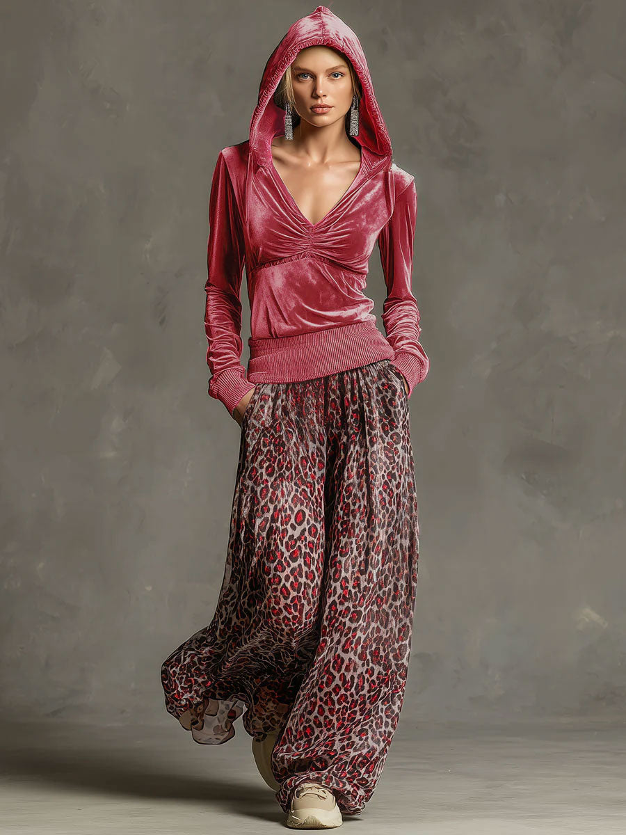 Casual-Retro-Set aus rosa Fleece-Kapuzenoberteil und weiter Chiffonhose mit Leopardenmuster