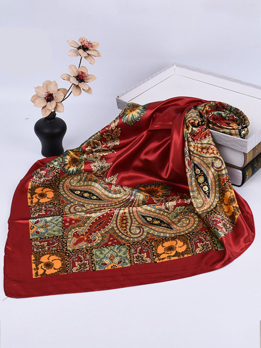 Quadratischer Vintage-Satinschal mit böhmischem Paisley-Muster