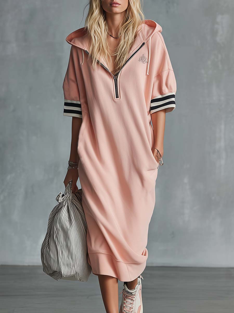 Lässiges sportliches Midikleid aus kirschblütenrosa Baumwolle mit Kapuze, Frontreißverschluss und kurzen Ärmeln