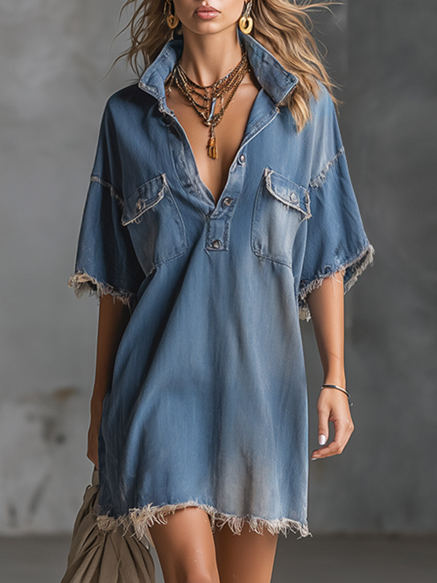 Stylisches und lässiges blaues Denim-Minikleid mit kurzen Ärmeln und ausgefransten Kanten