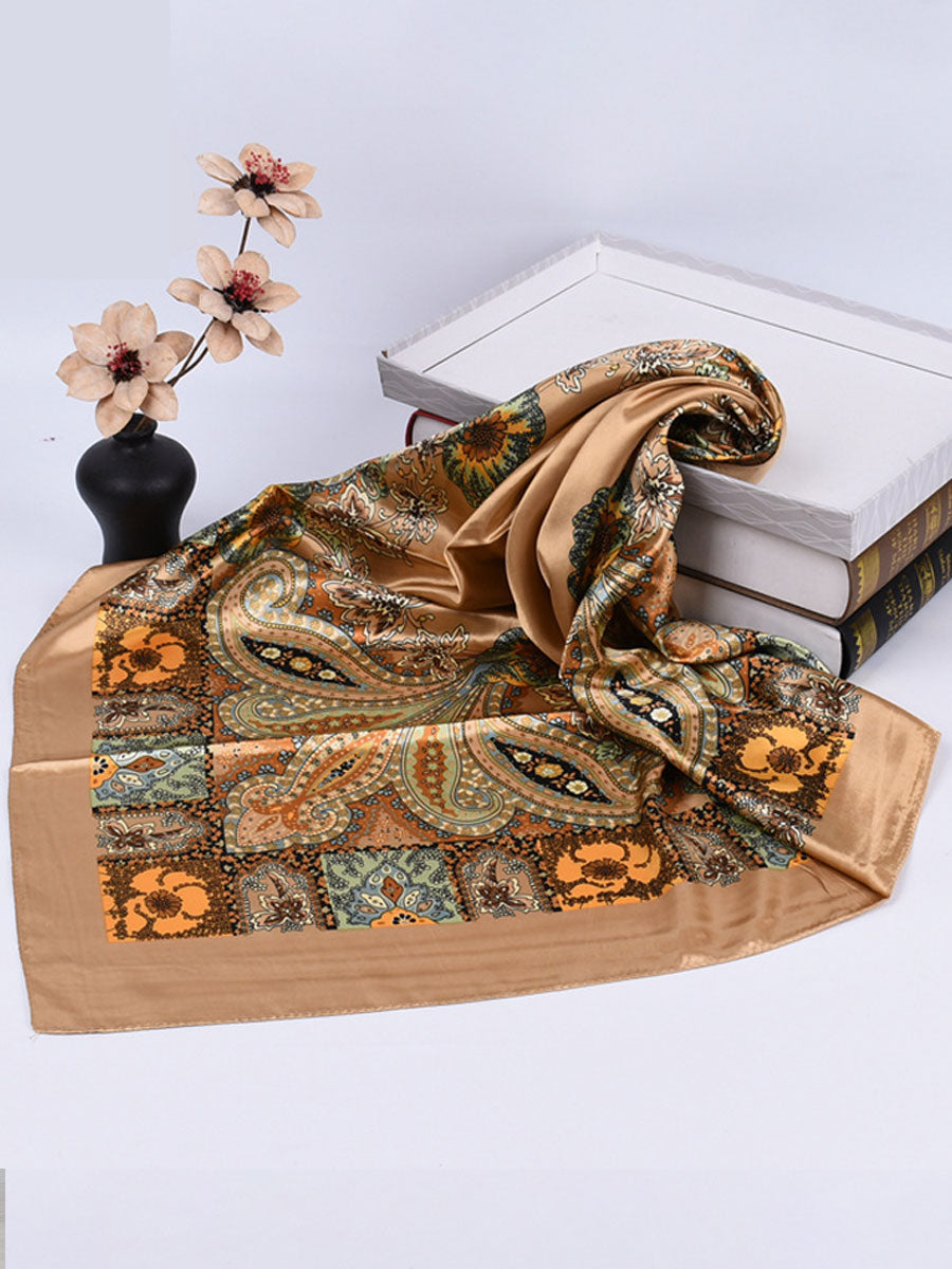 Quadratischer Vintage-Satinschal mit böhmischem Paisley-Muster