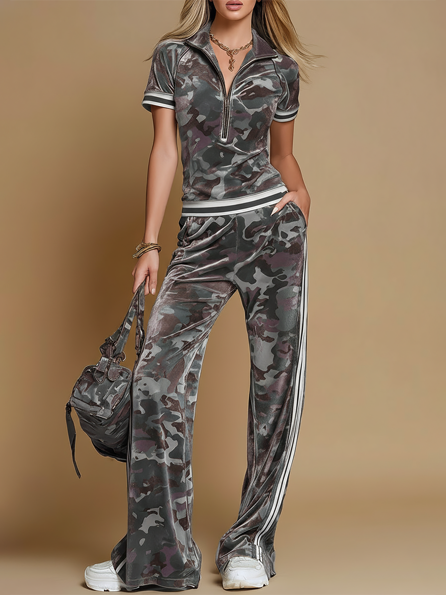 Retro-Set: Samt-T-Shirt in Camouflage mit Colour-Blocking und Streifenbesatz und Hose