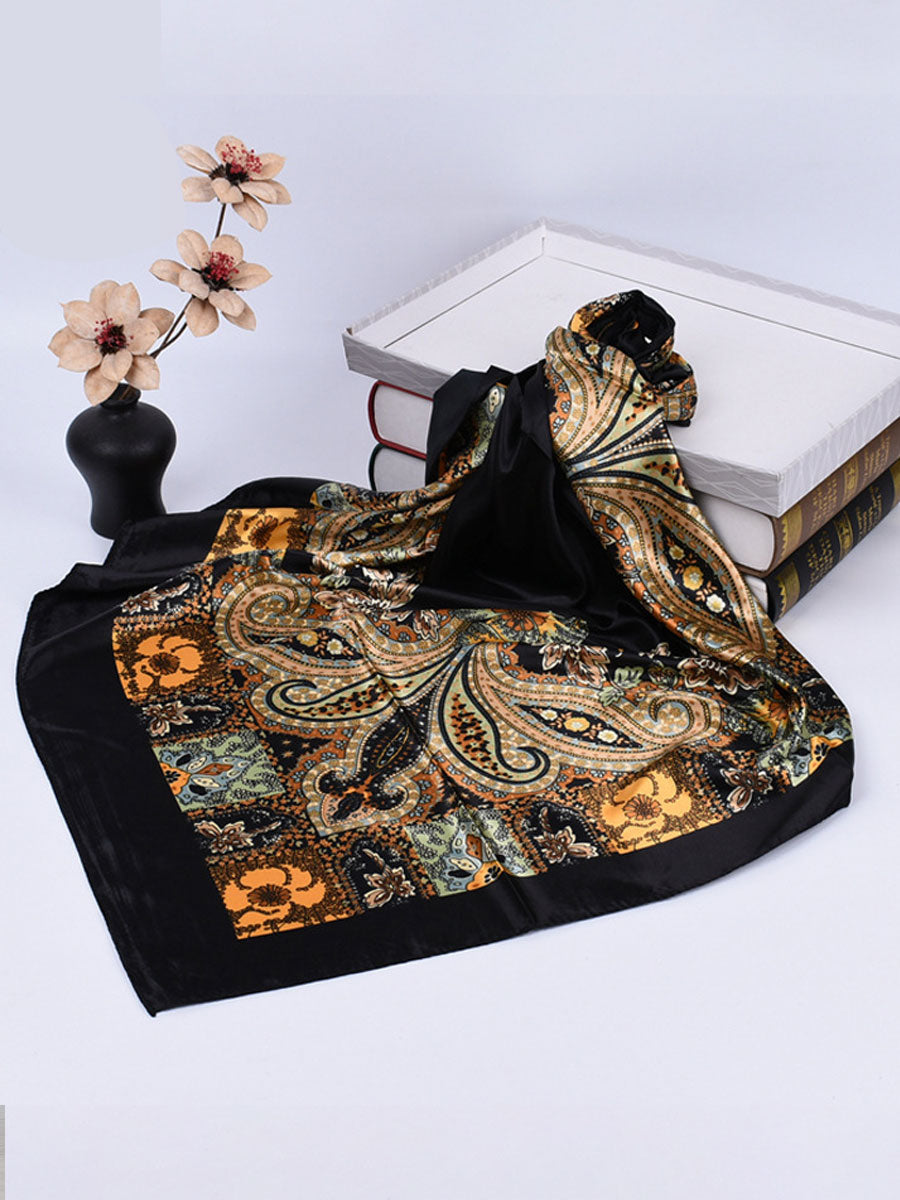 Quadratischer Vintage-Satinschal mit böhmischem Paisley-Muster
