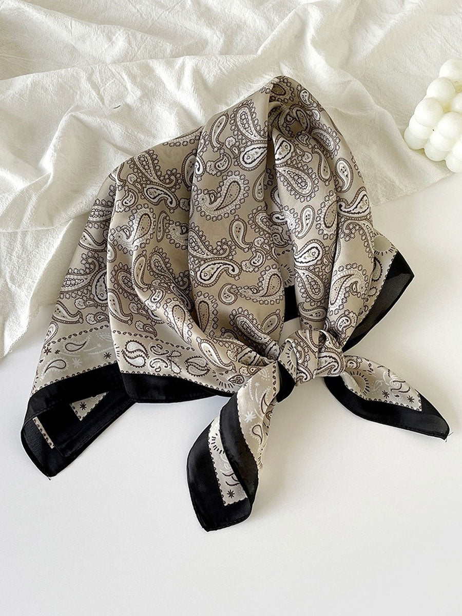 Retro-Satinschal mit böhmischem Paisley-Muster in Kontrastoptik