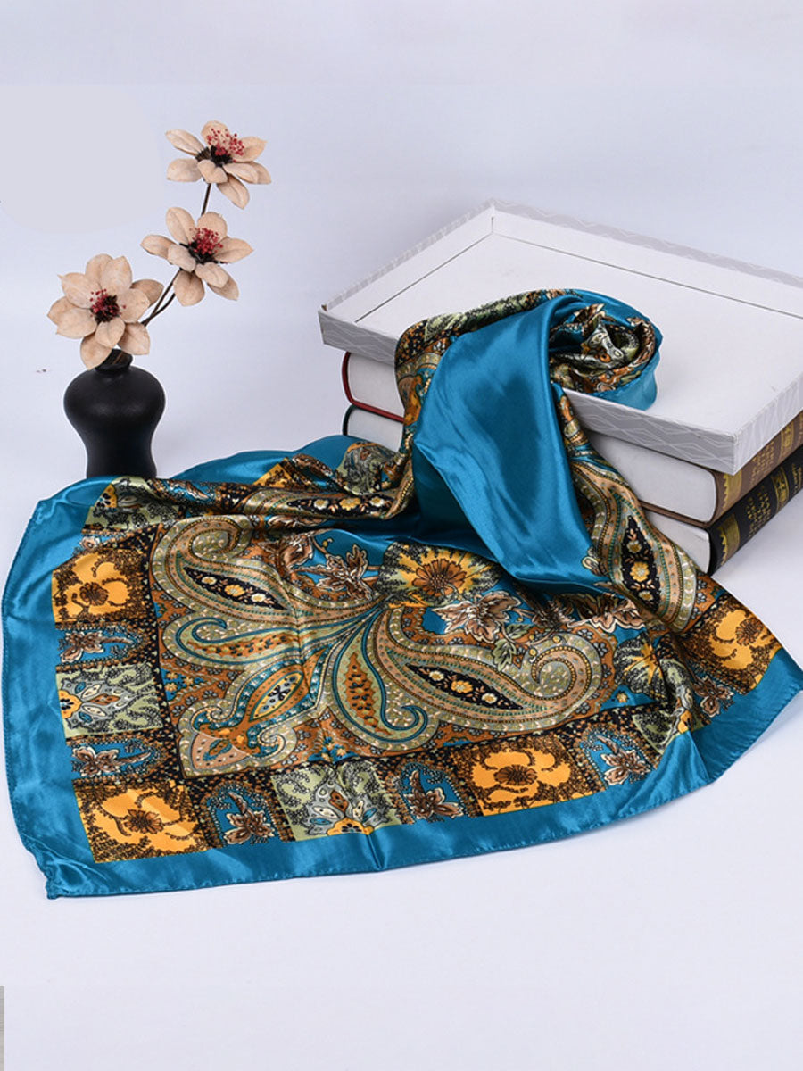 Quadratischer Vintage-Satinschal mit böhmischem Paisley-Muster