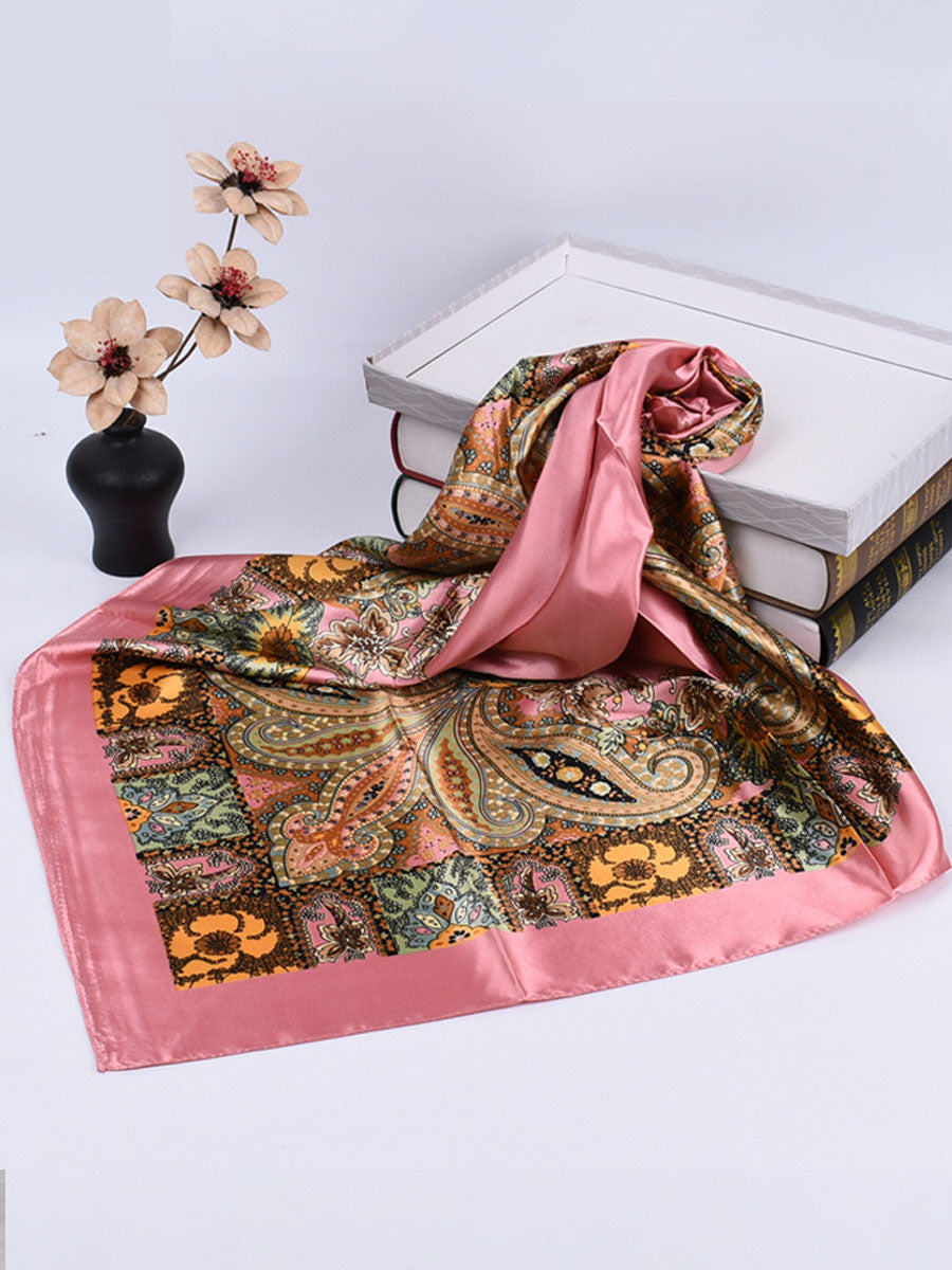 Quadratischer Vintage-Satinschal mit böhmischem Paisley-Muster