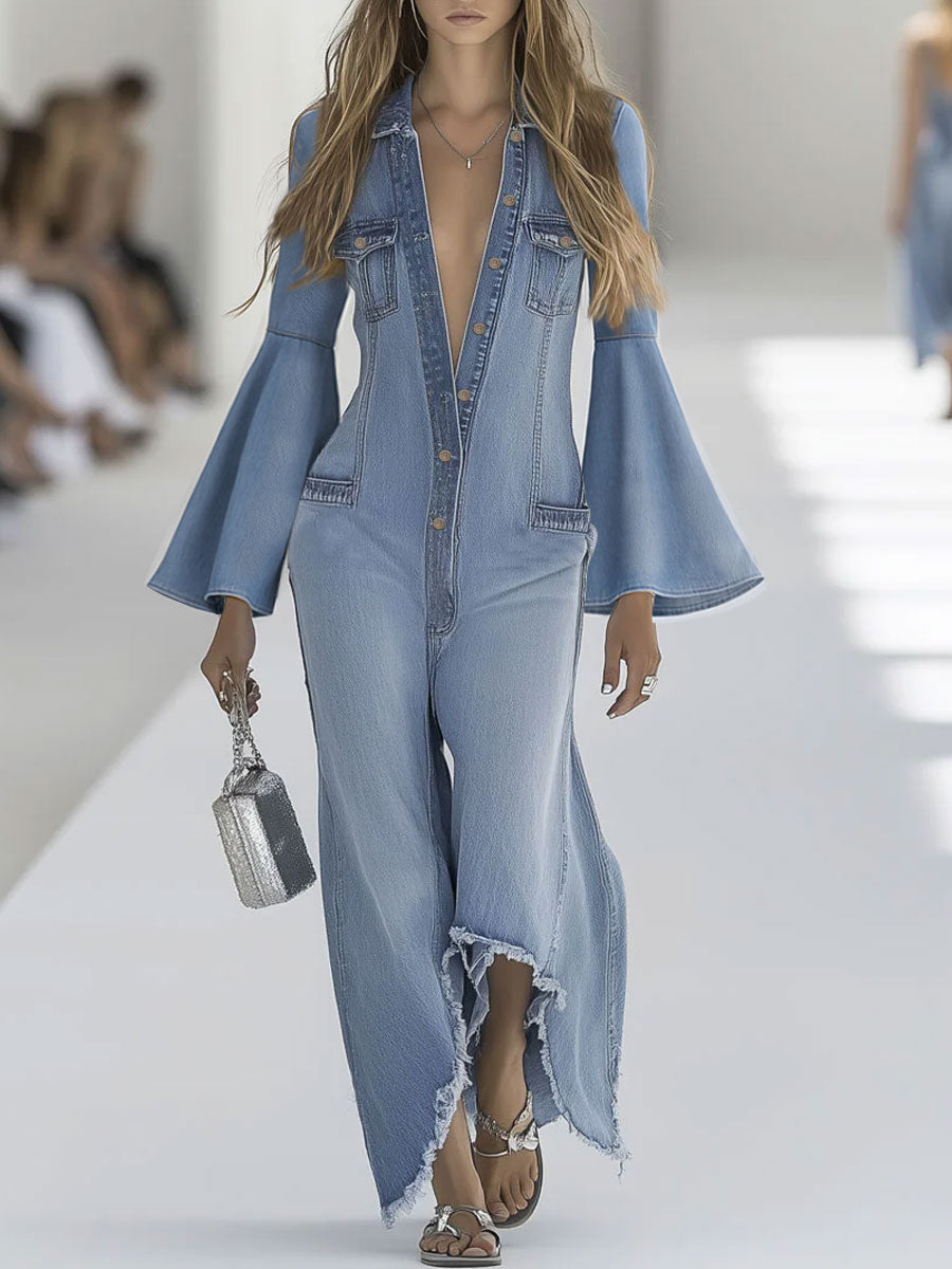 Lässiger Retro-Jumpsuit aus hellblauem Denim mit ausgestelltem, weitem Bein, langen Ärmeln und offenen Kanten