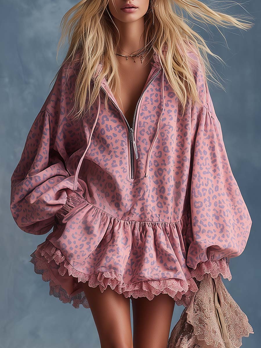 Elegantes Western-Minikleid aus Velourslederimitat in Rosa mit Leopardenmuster, Kapuze, Frontreißverschluss und Rüschensaum