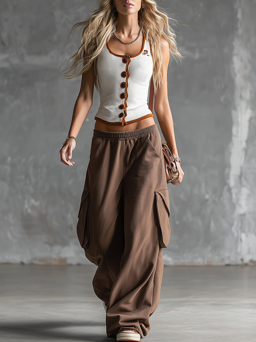 Stylisches sportliches Set: Weißes Tanktop und braune Jogginghose