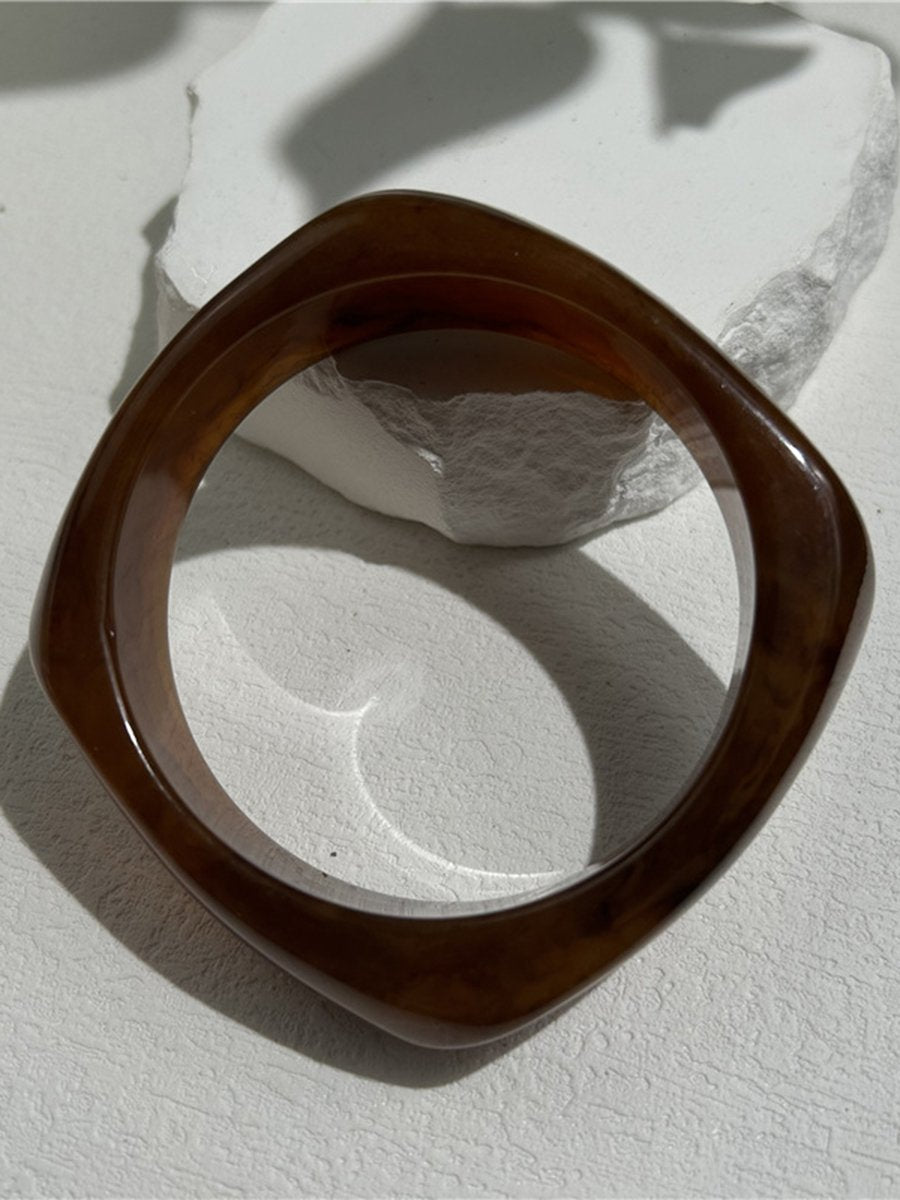 Modisches Armband aus Kunstharz in ausgefallener Form