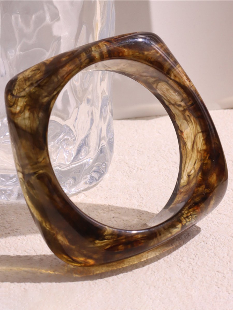Modisches Armband aus Kunstharz in ausgefallener Form