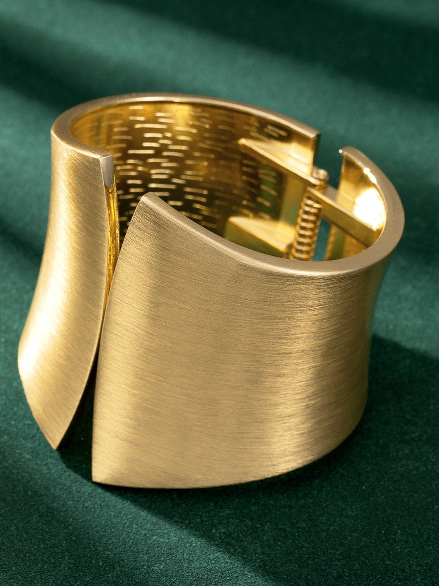 Breites offenes Vintage-Armband mit gebürsteter Oberfläche und symmetrischem Design