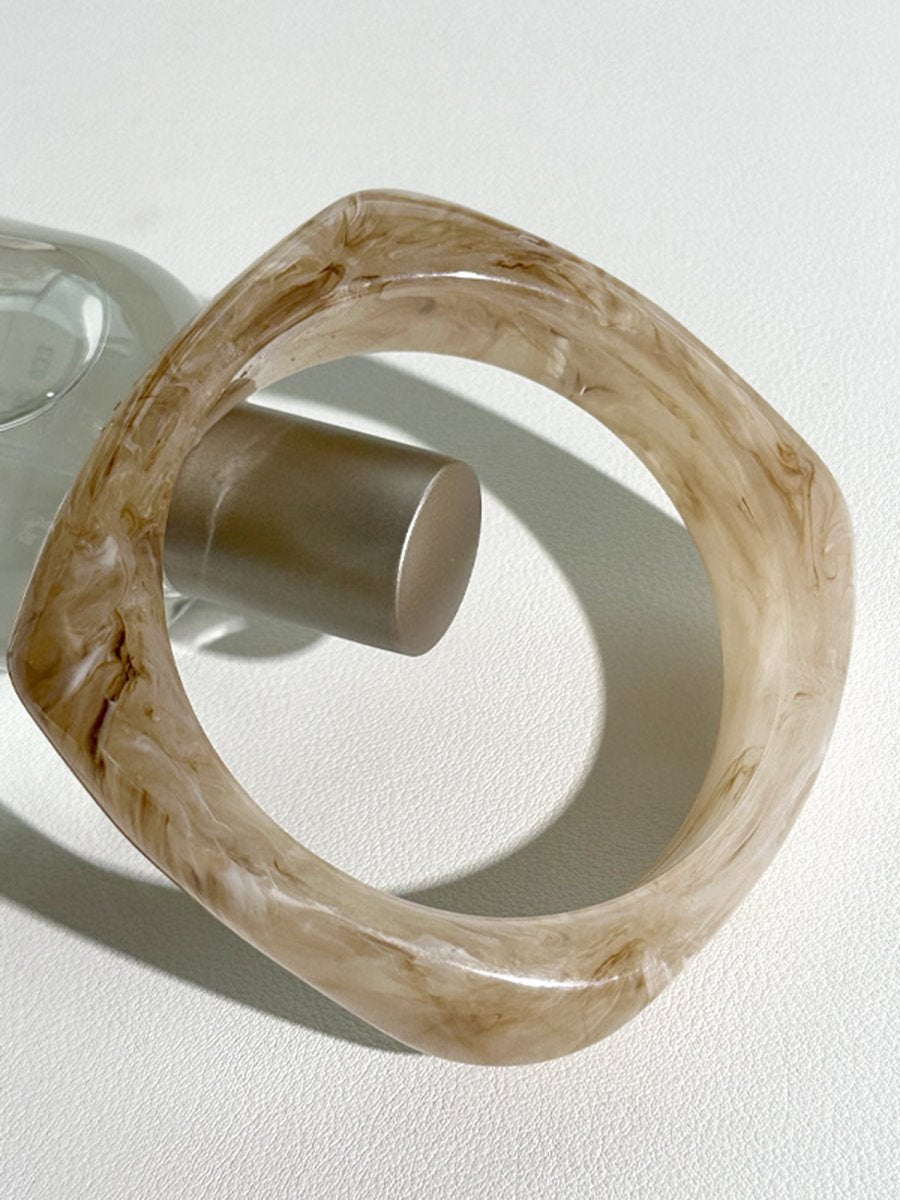 Modisches Armband aus Kunstharz in ausgefallener Form
