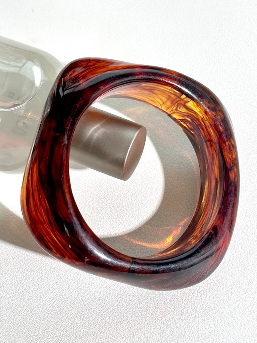 Modisches Armband aus Kunstharz in ausgefallener Form
